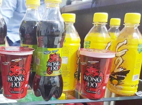 URC's products include the lemon green tea C2 and the strawberry energy drink Rong Do (Red Dragon) (Photo: SGGP)